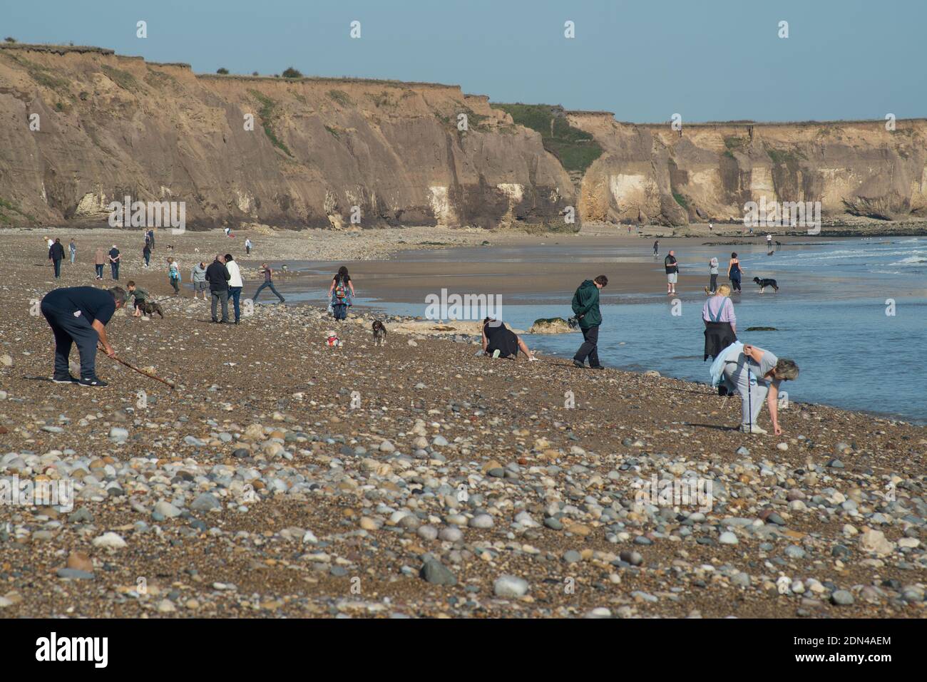 Vue sur la plage de Seaham avec des personnes à la recherche de morceaux de verre de mer qui peuvent être utilisés pour les ornements, bijoux de fantaisie et l'artisanat Banque D'Images Vue sur la plage de Seaham avec des personnes à la recherche de morceaux de verre de mer qui peuvent être utilisés pour les ornements, bijoux de fantaisie et l'artisanat Banque D'Images