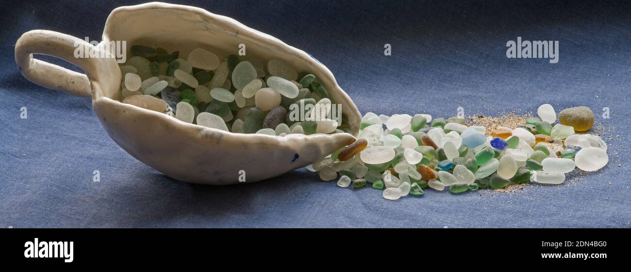 Une collection de verre de mer glané des plages à Seaham Harbour dans le comté de Durham et qui sont très recherchés après Banque D'Images Une collection de verre de mer glané des plages à Seaham Harbour dans le comté de Durham et qui sont très recherchés après Banque D'Images