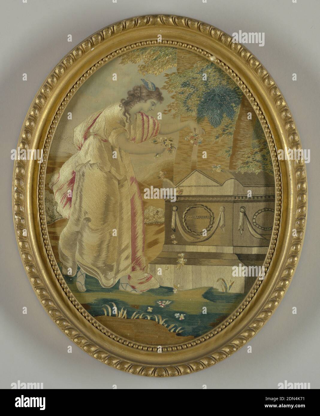 EMAG adorant le tombeau de Shakespeare, Angelika Kaufmann, Suisse, 1741 - 1807, moyenne : broderie de soie sur fondation de soie, quelques détails peints technique : Brodés de satin, de tige, de chatouillement, de nœud et de points de chaîne détachés sur une fondation à tissage simple, image en soie brodée ovale montrant une figure féminine à drapé classique avec des ailes sur sa tête, des fleurs striées sur le tombeau de Shakespeare. Après la « renommée adoring Shakespeare's Tomb », par Angelica Kaufmann. Dans un paysage avec un premier plan herbeux, élément architectural derrière la tombe, arbres au-dessus et ciel avec des nuages blancs. Banque D'Images