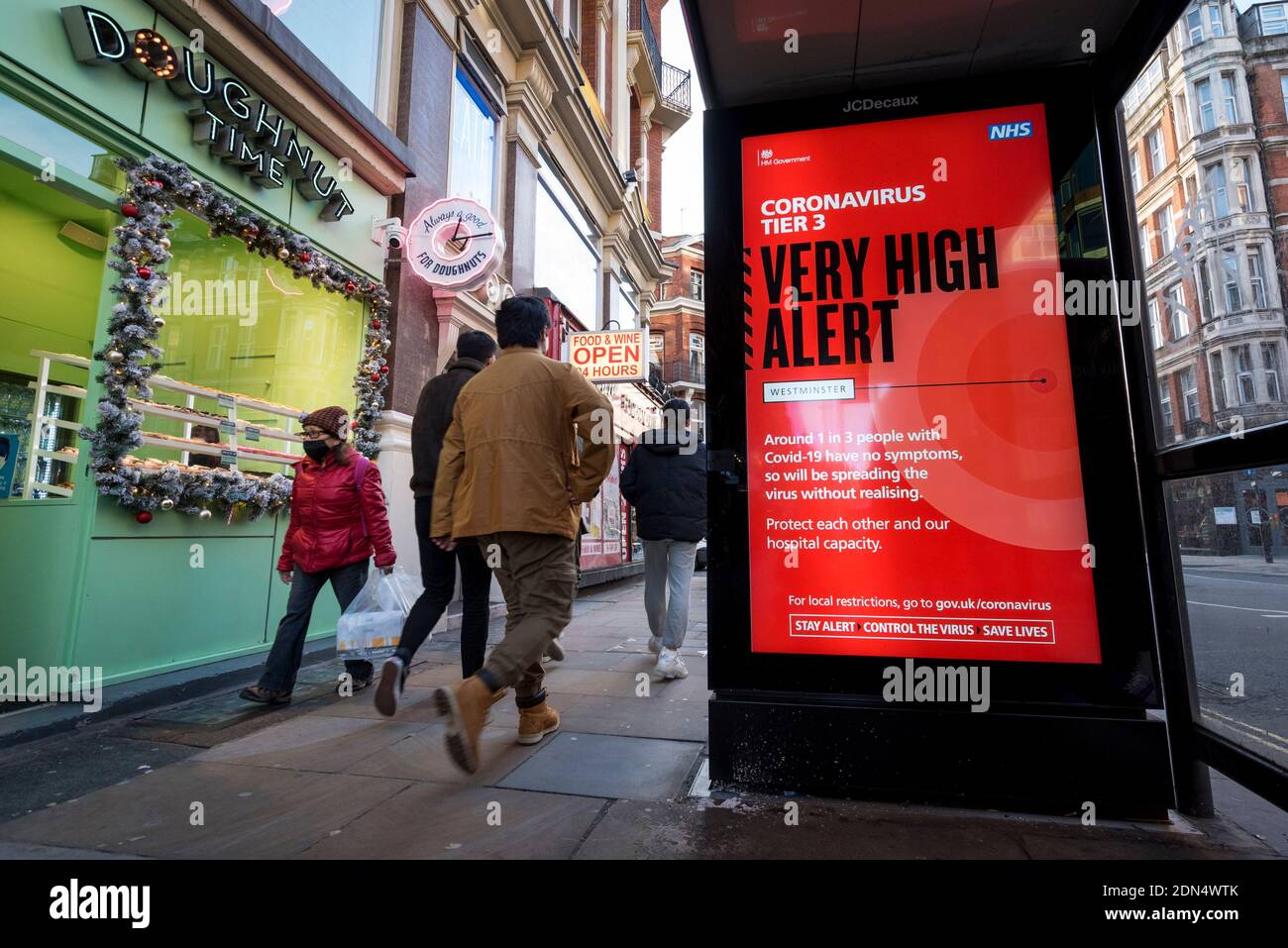 Londres, Royaume-Uni. 17 décembre 2020. Un arrêt de bus sur Shaftesbury Avenue à Soho affiche un panneau numérique indiquant les restrictions actuelles de niveau 3, niveau d'alerte très élevé, pendant que la pandémie de coronavirus se poursuit. Credit: Stephen Chung / Alamy Live News Banque D'Images