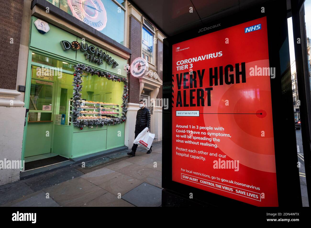 Londres, Royaume-Uni. 17 décembre 2020. Un arrêt de bus sur Shaftesbury Avenue à Soho affiche un panneau numérique indiquant les restrictions actuelles de niveau 3, niveau d'alerte très élevé, pendant que la pandémie de coronavirus se poursuit. Credit: Stephen Chung / Alamy Live News Banque D'Images