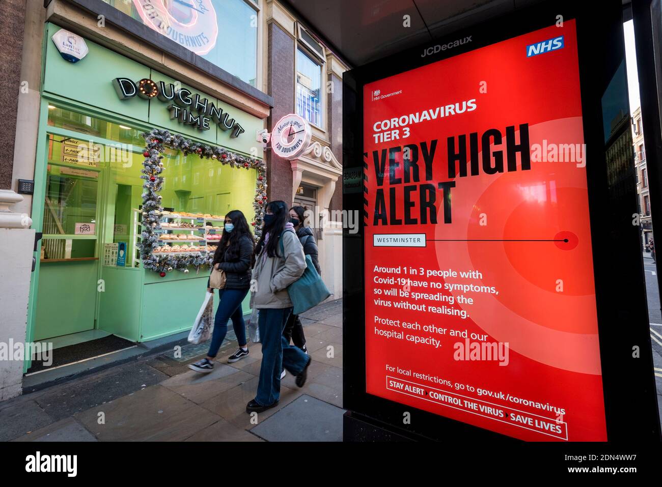 Londres, Royaume-Uni. 17 décembre 2020. Un arrêt de bus sur Shaftesbury Avenue à Soho affiche un panneau numérique indiquant les restrictions actuelles de niveau 3, niveau d'alerte très élevé, pendant que la pandémie de coronavirus se poursuit. Credit: Stephen Chung / Alamy Live News Banque D'Images