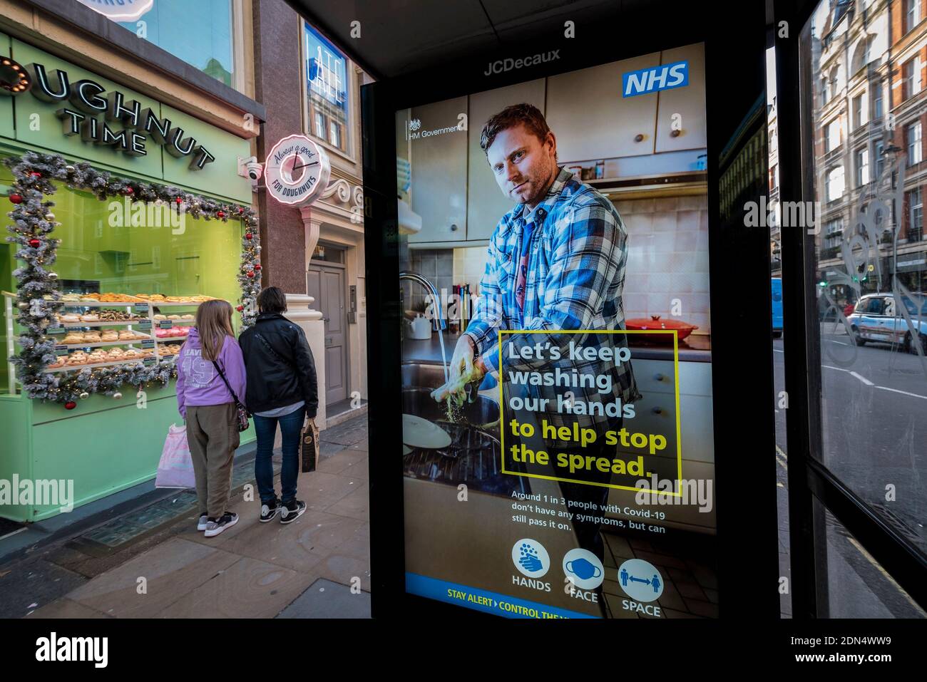 Londres, Royaume-Uni. 17 décembre 2020. Un arrêt de bus sur Shaftesbury Avenue à Soho affiche un panneau numérique indiquant un message sur le lavage des mains pendant que la pandémie du coronavirus se poursuit. Credit: Stephen Chung / Alamy Live News Banque D'Images