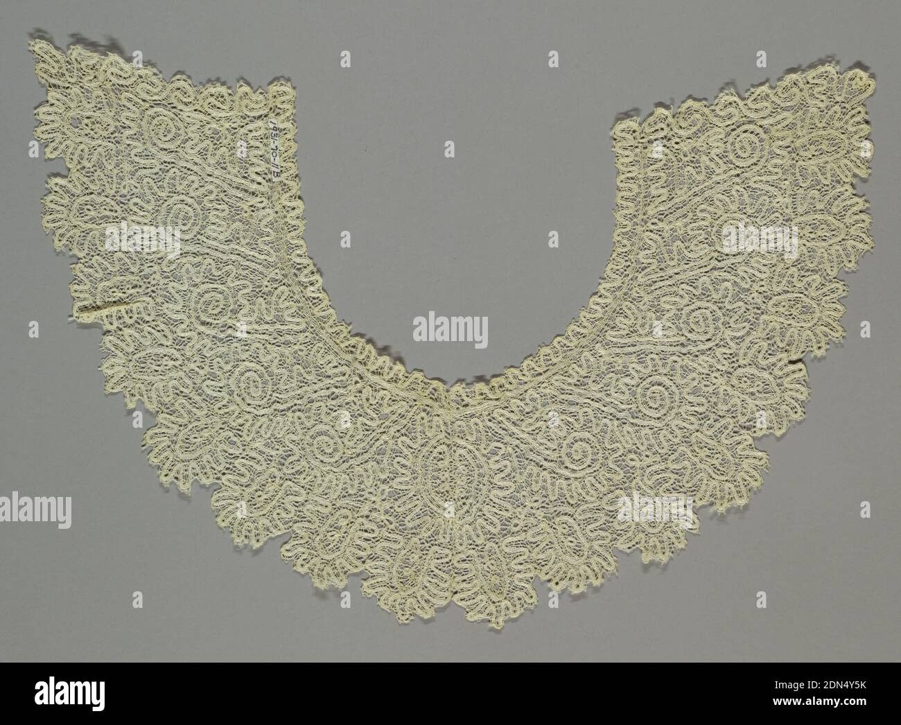 Collier, Moyen: Coton technique: Dentelle bobinée, style paysan, dentelle paysanne., Russie, 19e siècle, dentelle, Collar Banque D'Images