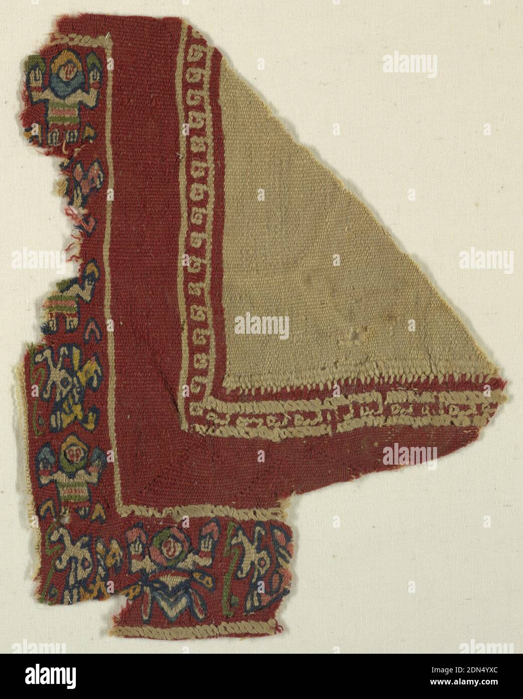 Fragment, Moyen: Laine et lin technique: Tissage de tapisserie, brodé, fragment de coin d'un textile avec tissage de tapisserie. Triangle de lin non ondulé avec motif clé avancé et bordure rouge épaisse. Au niveau du bord, les figures stylisées avec les bras relevés. Bandes de broderie de couleur naturelle., Égypte, 400–600, textiles tissés, fragment Banque D'Images