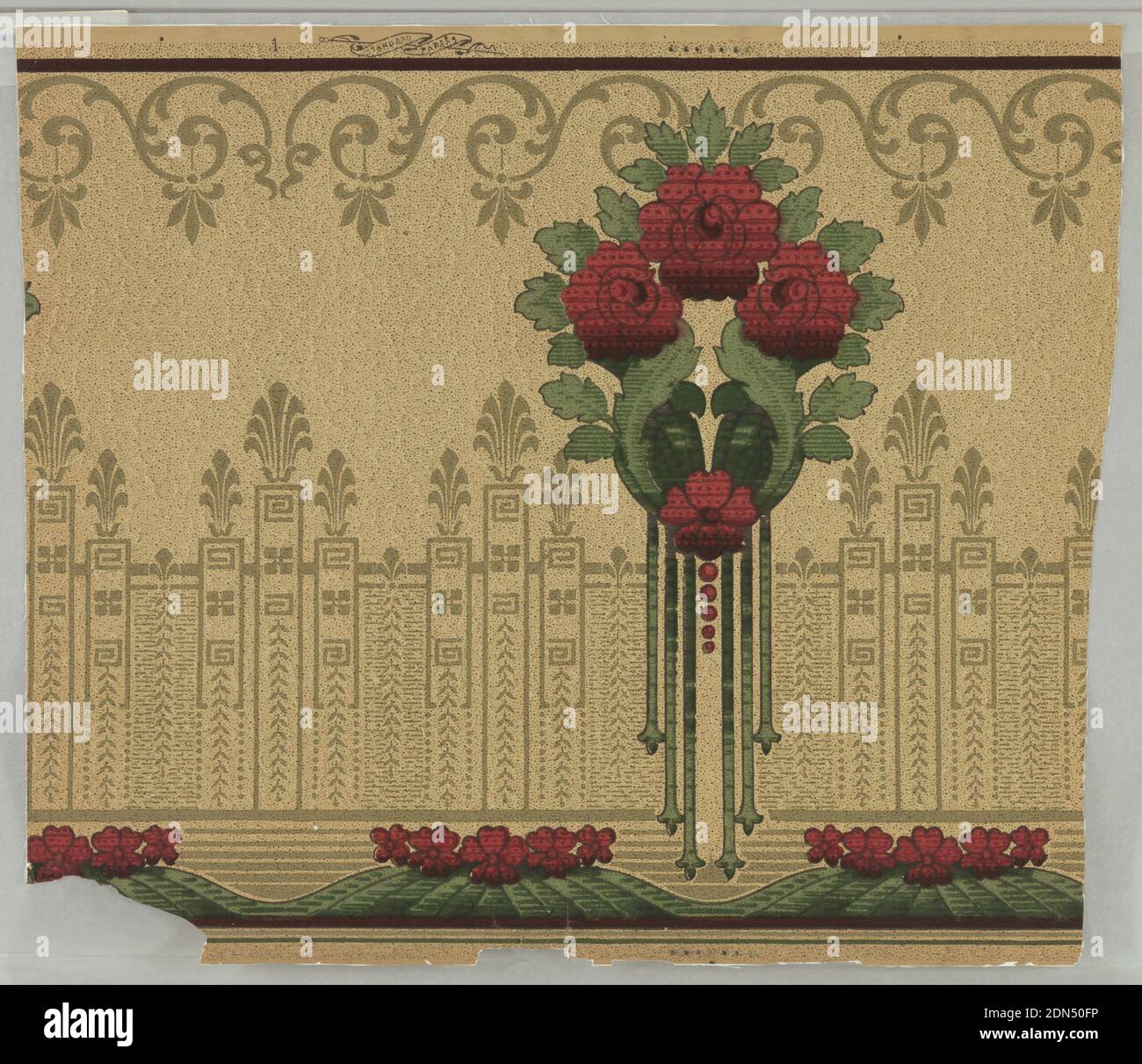 Frieze, Standard Wall-Paper Company, Standard Wall-Paper Company, Sandy Hill, New York, papier imprimé à la machine, grappe de trois grandes roses rouges dans des feuilles vertes, avec une fleur rouge à la base. Rangées de cinq fleurs rouges reliées entre elles par une zone ondulée de vert. Grillage vert olive et motif nid d'abeille. Tous sur terrain beige texturé., Sandy Hill, New York, Etats-Unis, 1900, Wallcovers, Frieze Banque D'Images