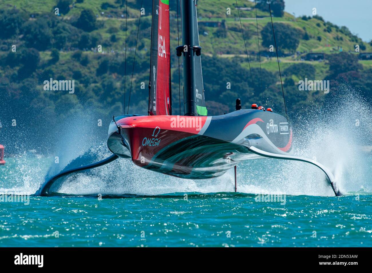 Emirates Team New Zealand s'approche de la note inférieure dans leur match contre Luna Rossa Prada Pirelli Team. Première course. PRADA America's Cup World Series Auckland Race Day One. 17/12/2020 Banque D'Images