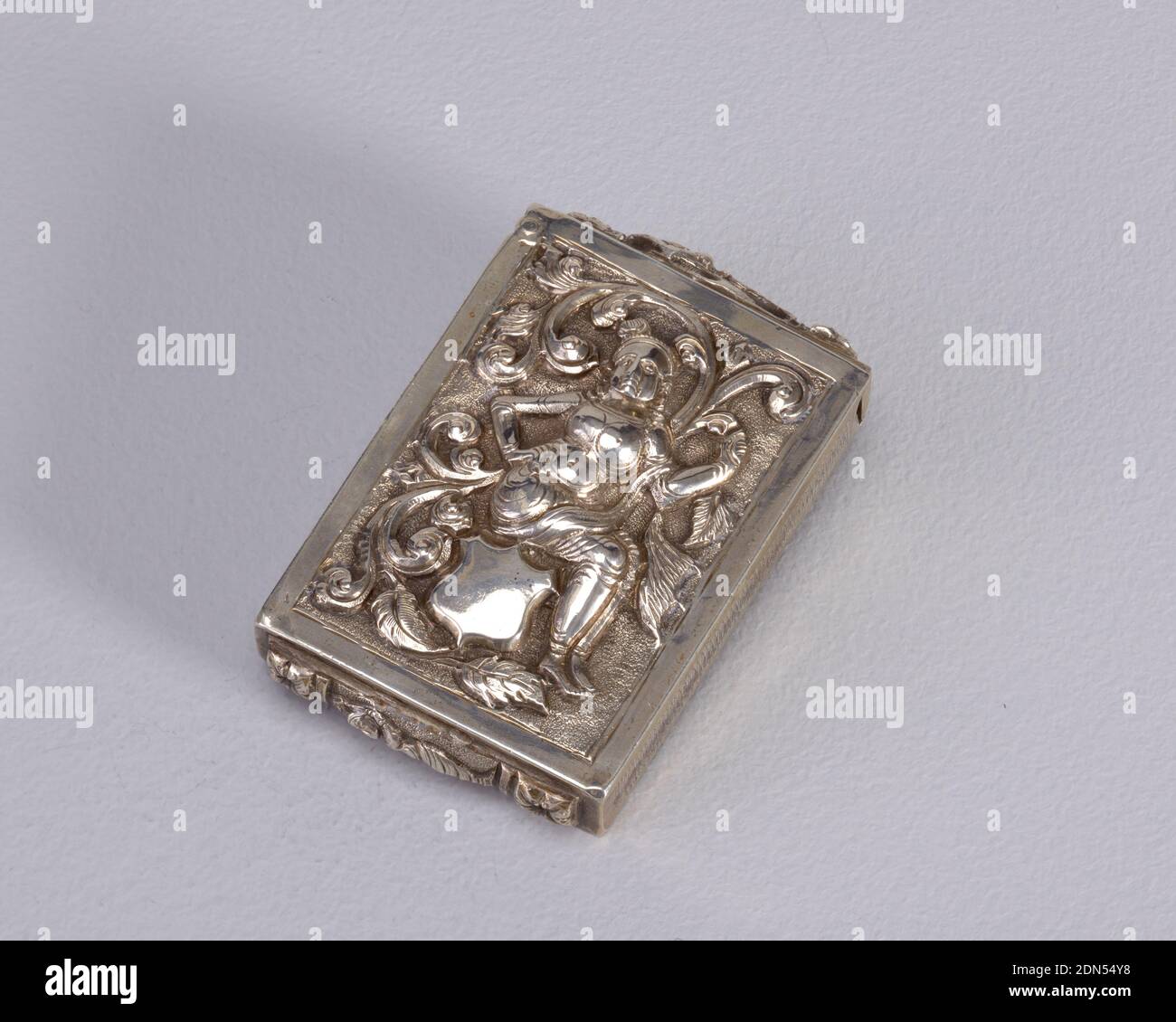 Assis Déesse hindoue, argent, rectangulaire, avec une décoration rehaussée de la déesse de l'est de l'Inde assise sur un bouclier non décoré, entouré de motifs foliaires tourbillonnants. L'inverse se caractérise par une déesse qui se tient à côté du palmier. Femelle avec bras surélevés sur le couvercle, ainsi que sur le fond. Couvercle articulé sur le côté. Percuteur de chaque côté vertical., probablement Inde, fin du XIXe siècle, conteneurs, Arts décoratifs, Matchecoffre, Matchecoffre Banque D'Images