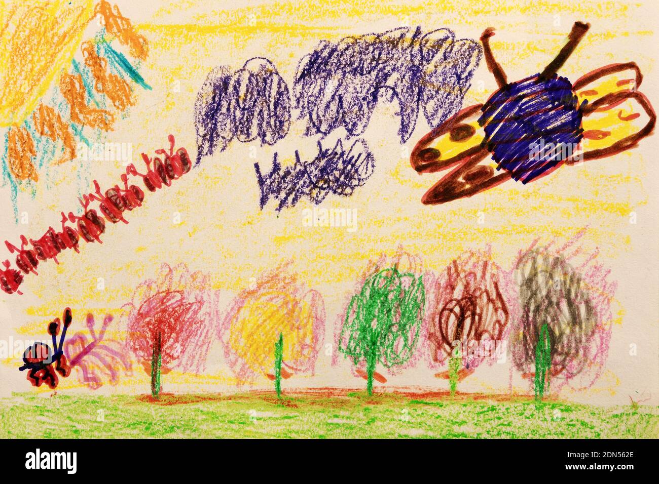 Dessin d'enfant de sept ans, concept de printemps, papillons, fleurs, couleurs. Banque D'Images