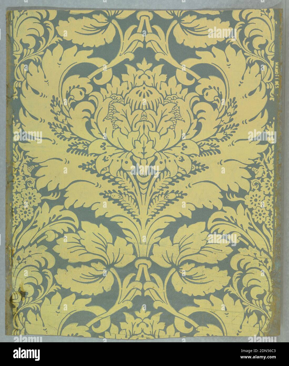 Flanc, H. Mott, imprimé en bloc, fronde semblable à Acanthus entoure le motif de la taille de la rose de chou parsemé de grappes florales de dentelle. Motif imprimé de couleur crème sur sol en mica bleu clair., Angleterre, 1875–1900, revêtements muraux, flanc Banque D'Images