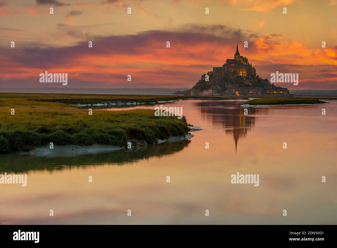 Mont Saint-Michel, Normandie, France ; 13 septembre 2020 - VUE sur le Mont Saint-Michel au crépuscule, Normandie, France Banque D'Images