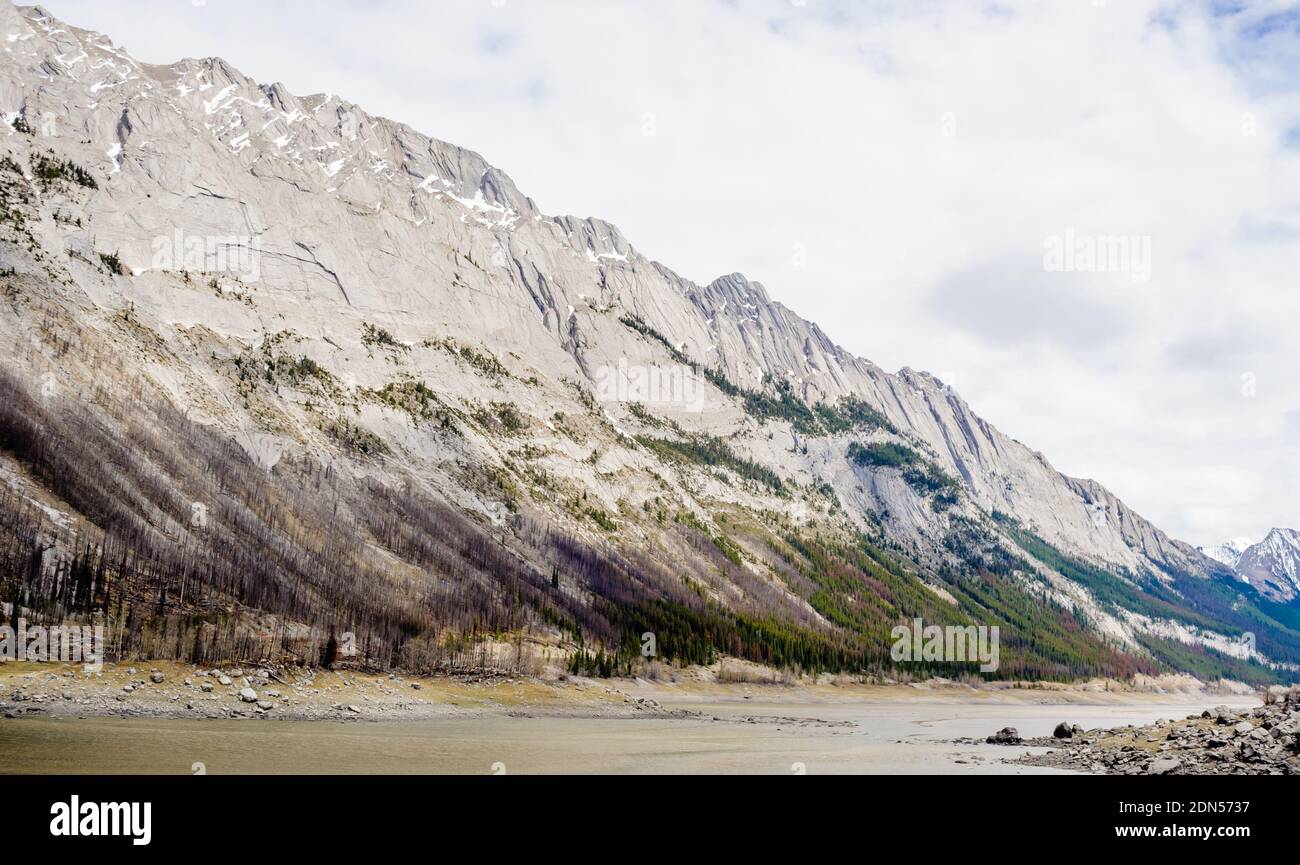 Flanc de montagne escarpé et rivière à Jasper, Alberta, Canada. Banque D'Images