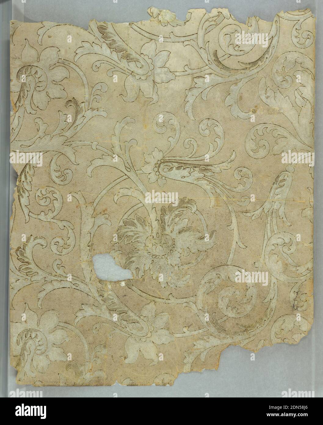 Flanc, feuille stylisée et fleur sur les nuances de beige et de gris, probablement à l'origine métallique., USA, 1850, revêtements muraux, flanc Banque D'Images