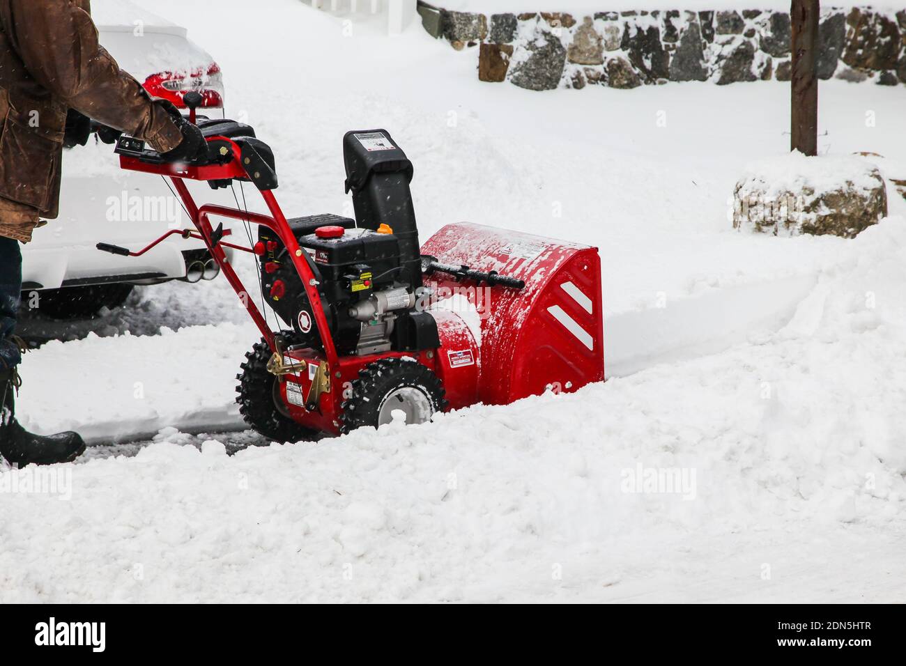 NORWALK, Connecticut, États-Unis-17 DÉCEMBRE 2020 : nettoyage de la neige sur Taylor Avenue après une tempête de neige Banque D'Images