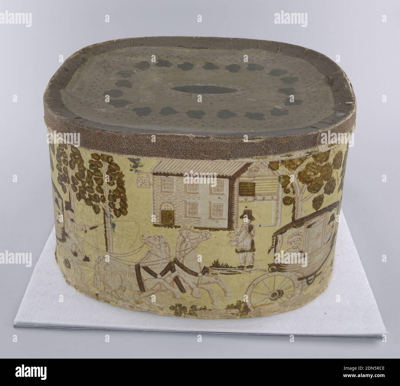 Bandbox et couvercle, imprimé en bloc sur du papier fait à la main, support de table de montage, chariot de chemin de fer; entraîneur dessiné par des chevaux; fond de taverne ou auberge. Rouge et vert sur le champ jaune. Couverture: Un médaillon de la même coloration des feuilles de raisin et de l'effet de dentelle à la frontière., USA, ca. 1830, revêtements muraux, Bandbox et couvercle Banque D'Images