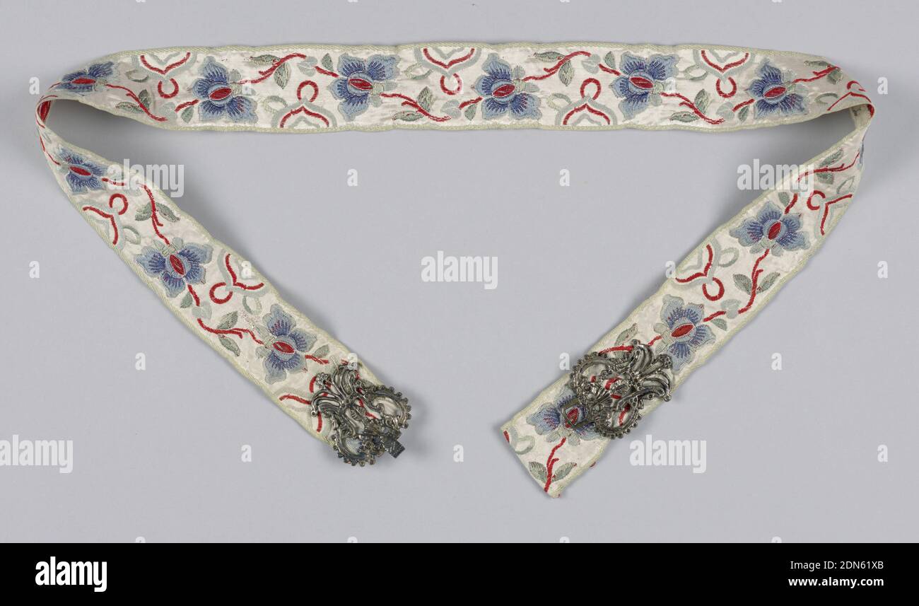 Ceinture avec boucle, moyenne: Soie, laine, argent technique: Tissage Uni composé avec trame supplémentaire, ruban blanc avec motif floral bleu et rouge. Boucle argentée a un design de fleurs conventionalisées., Chine, 19e siècle, textiles tissés, ceinture avec boucle Banque D'Images