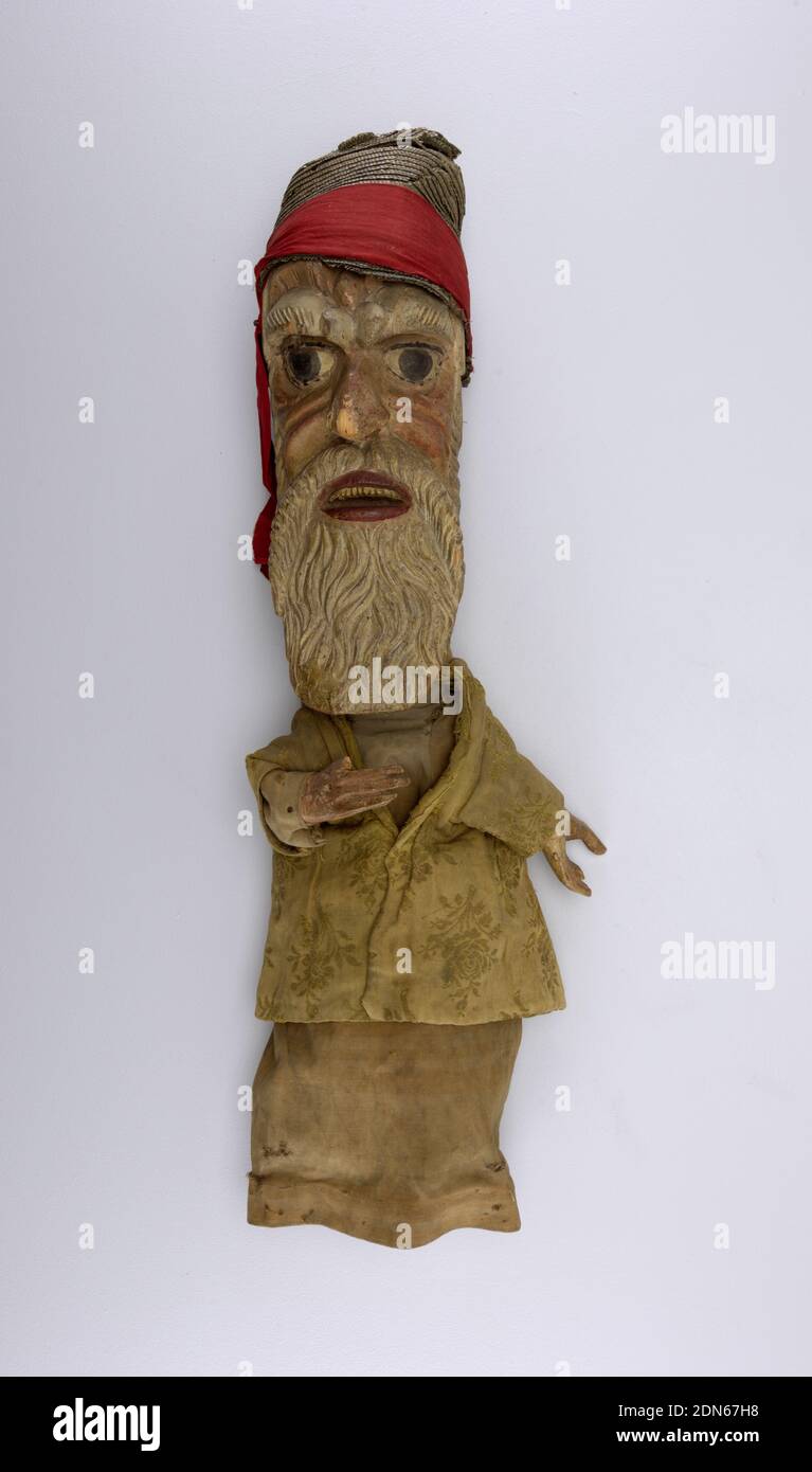 Marionnette, bois sculpté et peint, verre et tissu, tête d'un vieil homme avec des sourcils bujy et une barbe blanche ondulée. Manteau de cortège jaune. Les mains percées clouées sur les manchons. Chapeau de paille conique., Italie ou Allemagne, XVIIIe siècle, théâtre, Arts décoratifs, marionnette Banque D'Images