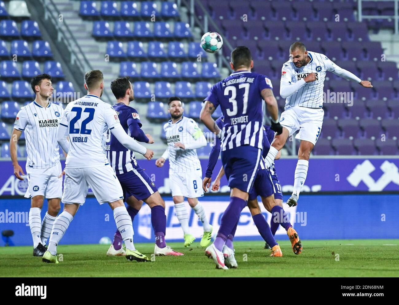 Aue, Allemagne. 17 décembre 2020. En-tête chance par Daniel Gordon (KSC)/r. GES/football/2. Bundesliga: FC Erzgebirge Aue - Club de sport Karlsruher, 17 décembre 2020 football: 2e ligue: Erzgebirge Aue vs Club de sport Karlsruher, Aue 17 décembre 2020 | usage dans le monde crédit: dpa/Alay Live News Banque D'Images