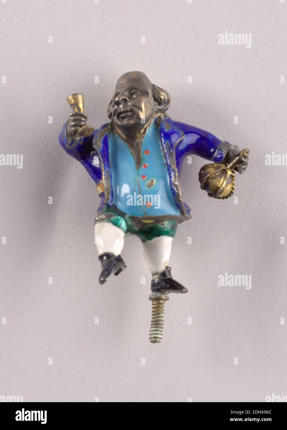 Figure, métal, dorure en émail, laiton, plomb, figurine en métal émaillé et doré d'un homme à chauve-paté tenant un décanter en laiton et un verre à vin. Costume émaillé : blouson bleu royal avec ceinture Havane, gilet bleu avec boutons rouges, culottes vertes, bas blancs, chaussures noires. Goupille filetée pour support sur la base du pied gauche., Vienne, Autriche, 1850–1900, miniatures, Arts décoratifs, Figure Banque D'Images