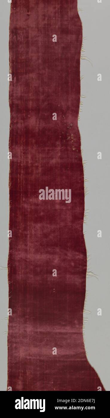 Fragment, Moyen: Soie technique: Velours de chaîne supplémentaire coupé, long fragment étroit de velours rouge coupé., Italie, XVIIe siècle, textiles tissés, fragment Banque D'Images
