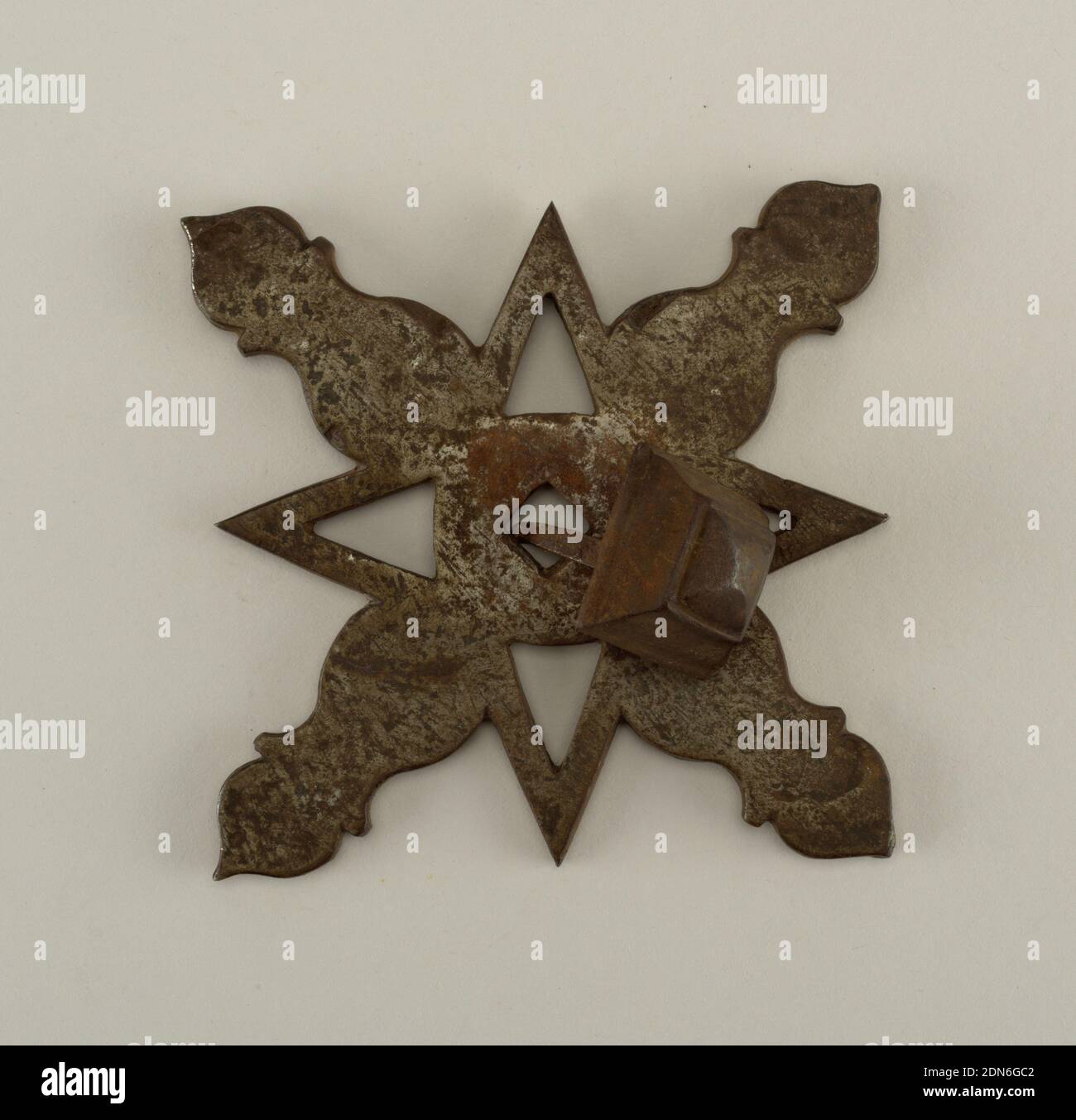 Clou et boss de porte décoratifs, fer forgé, montage percé en huit parties de conception de barbes et pétales en saillie., Espagne, XVIe siècle, travail des métaux, Arts décoratifs, boss de porte et clou décoratifs Banque D'Images