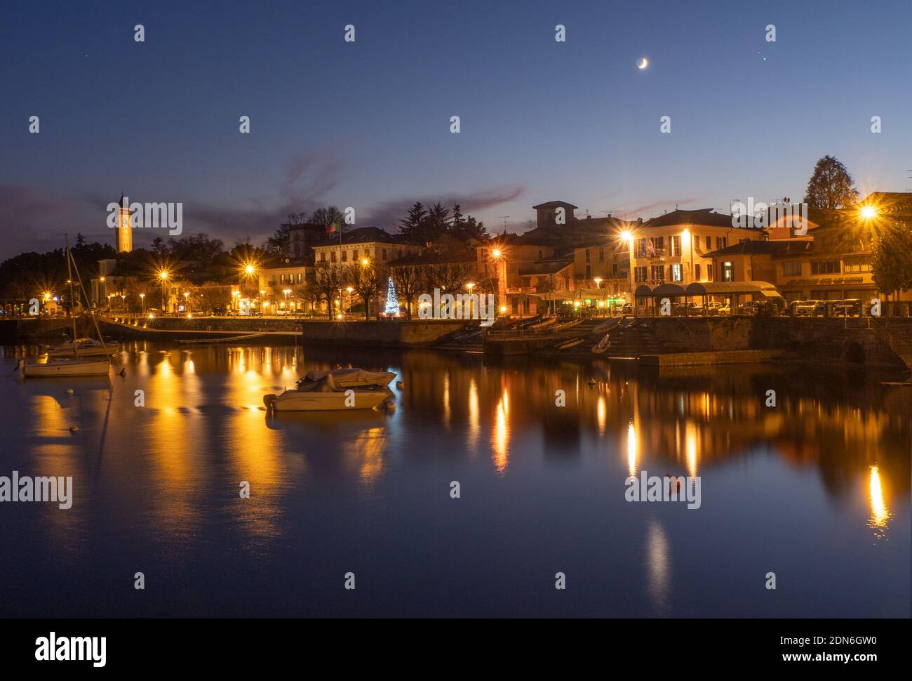 Paysage d'hiver du lac majeur dans le Piémont. Les rues de Lesa, un village touristique pittoresque, illuminées pendant la période de Noël.Italie Banque D'Images