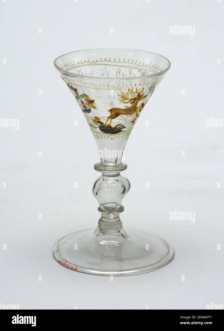 Goblet, verre, globlet en verre transparent, le vaisseau a une large ouverture de torchage (verre martini). Grande tige à pieds. Figure centrale de cerf peint., Suisse, 18ème siècle, glasswares, Arts décoratifs, Goblet Banque D'Images