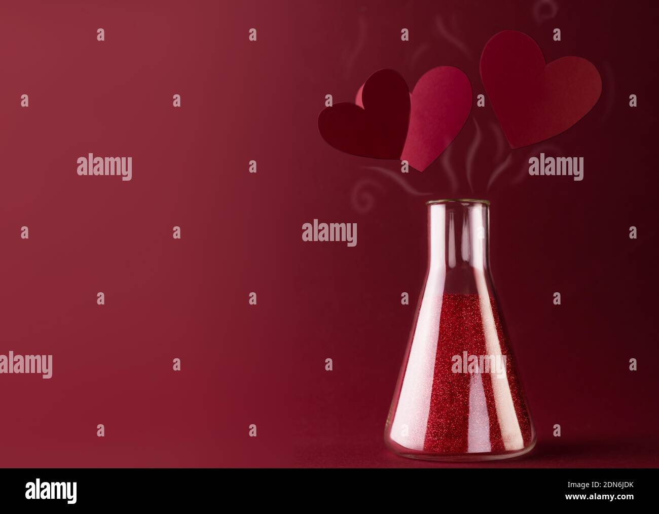 Love Chemistry, Happy Valentines Day card with Sparkling potion in Laboratory Glass Flask and Red hearts above. Banque D'Images