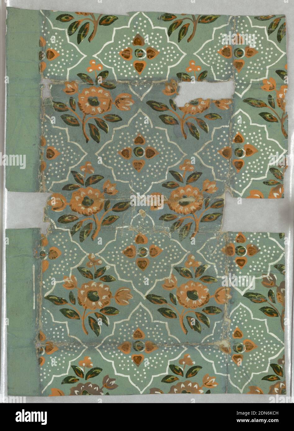 Le flanc, imprimé en bloc sur du papier fait à la main, des figures en forme de squarish forment un damier ou un motif en treillis de diamant, entourant une simple forme florale sur un sol en pointillés, qui alterne avec des sprays floraux. Sur la gauche, marge de papier de l'original. Les couleurs de l'original apparaissent le long des bords, là où le papier a été plié. Le papier est gris et épais ; les couleurs vertes sont très brillantes. Ce papier peint était autrefois utilisé comme couverture de livre., États-Unis, 1825–30, revêtements muraux, flanc Banque D'Images
