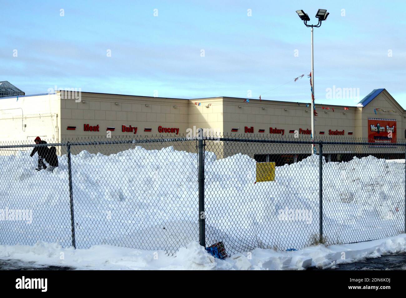 New York, New York, États-Unis. 17 décembre 2020. Les New-Yorkais se digent de la première grande neige de la saison d'hiver 2020-21 le 17 décembre 2020. La puissante Nor'easter déversée en 24 heures le plus de neige vu -- jusqu'à deux pieds dans certaines régions du haut de l'état -- depuis janvier 2016. La photo montre les habitants du Bronx à la suite de la puissante tempête. Crédit : G. Ronald Lopez/ZUMA Wire/Alay Live News Banque D'Images