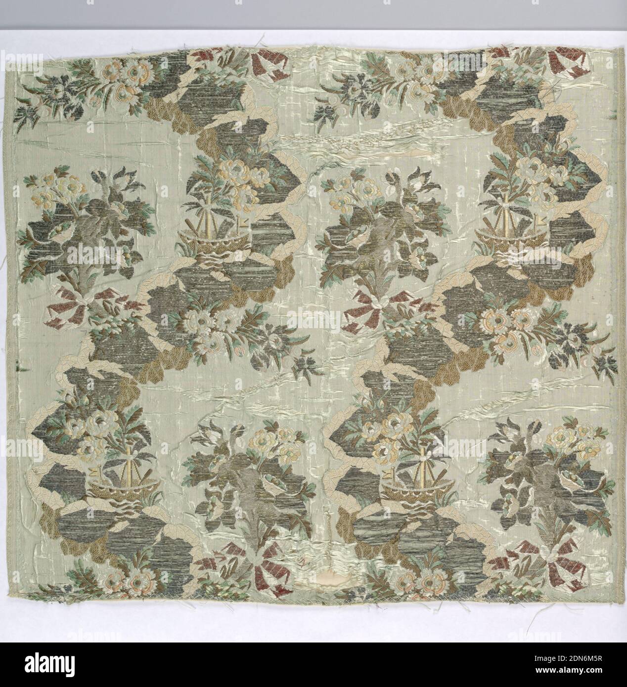 Fragment, Moyen: Soie, fil de métal technique: Tissage simple avec trame supplémentaire discontinue de trame (brocart), chou-fleur de soie bleu-vert avec large ruban-comme le brocart d'argent et d'or, ivoire et silks de tan. Grands sprays floraux en soie polychrome et ressort en métal. Navire, avec des pulvérisations florales liées au mât, en courbe de la serpentine., Italie, fin du XVIIIe siècle, textiles tissés, fragment Banque D'Images