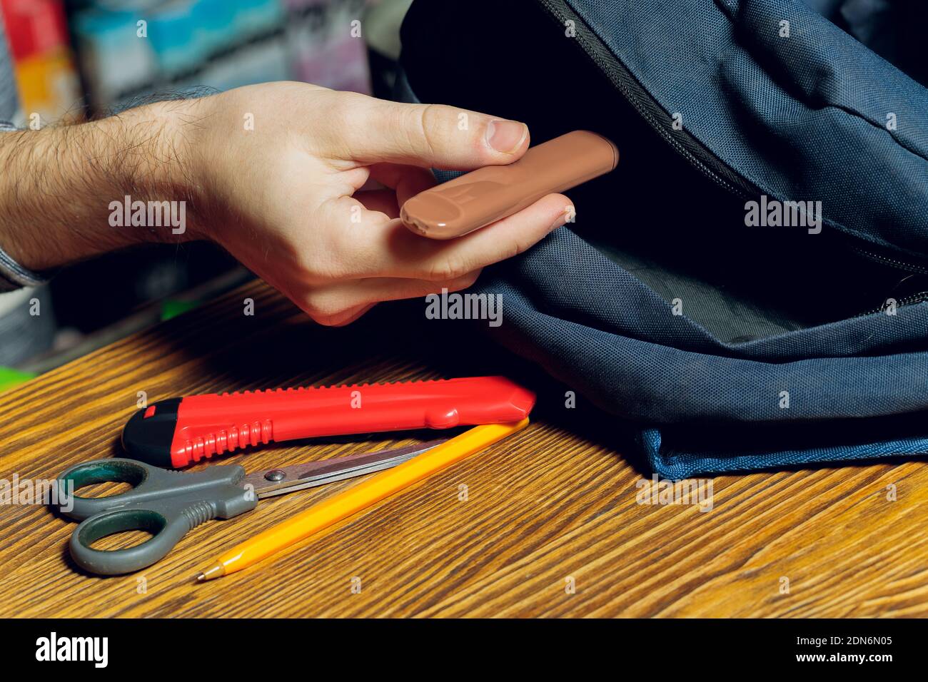 COSSE e-cigarette ou bton de vapeur de nicotine a par sac d'cole Photo  Stock - Alamy
