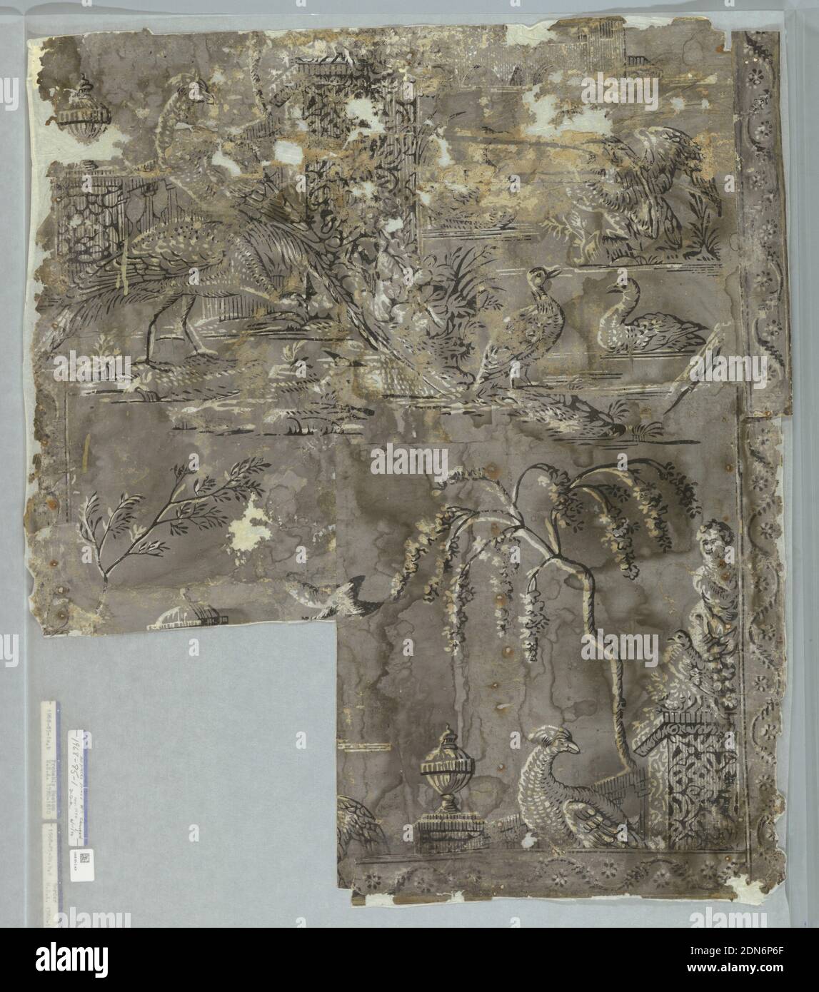 Flanc, imprimé en bloc, papier gris, motif blanc et noir sur gris. Répétition complète non incluse dans le fragment. Ruines, fragments de murs, socles surmontés d'urnes classiques et statue drapée, en arrière-plan (pas complet) pont (?) support par arches. Premier plan, gros faisan à queue longue, dindes, canards, arbre à fleurs spindly., probablement Boston, Massachusetts, États-Unis, 1780–1810, revêtements muraux, flanc Banque D'Images