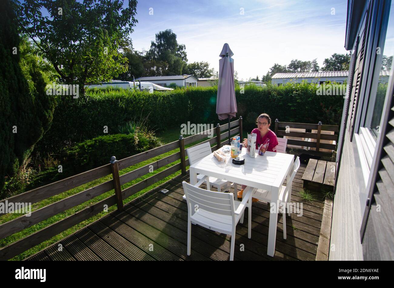 Pays-Bas,Zélande,Goes.août 2019. Au camping avec des bungalows luxueux, une  femme caucasienne prend le petit déjeuner sur le patio de la sma Photo  Stock - Alamy