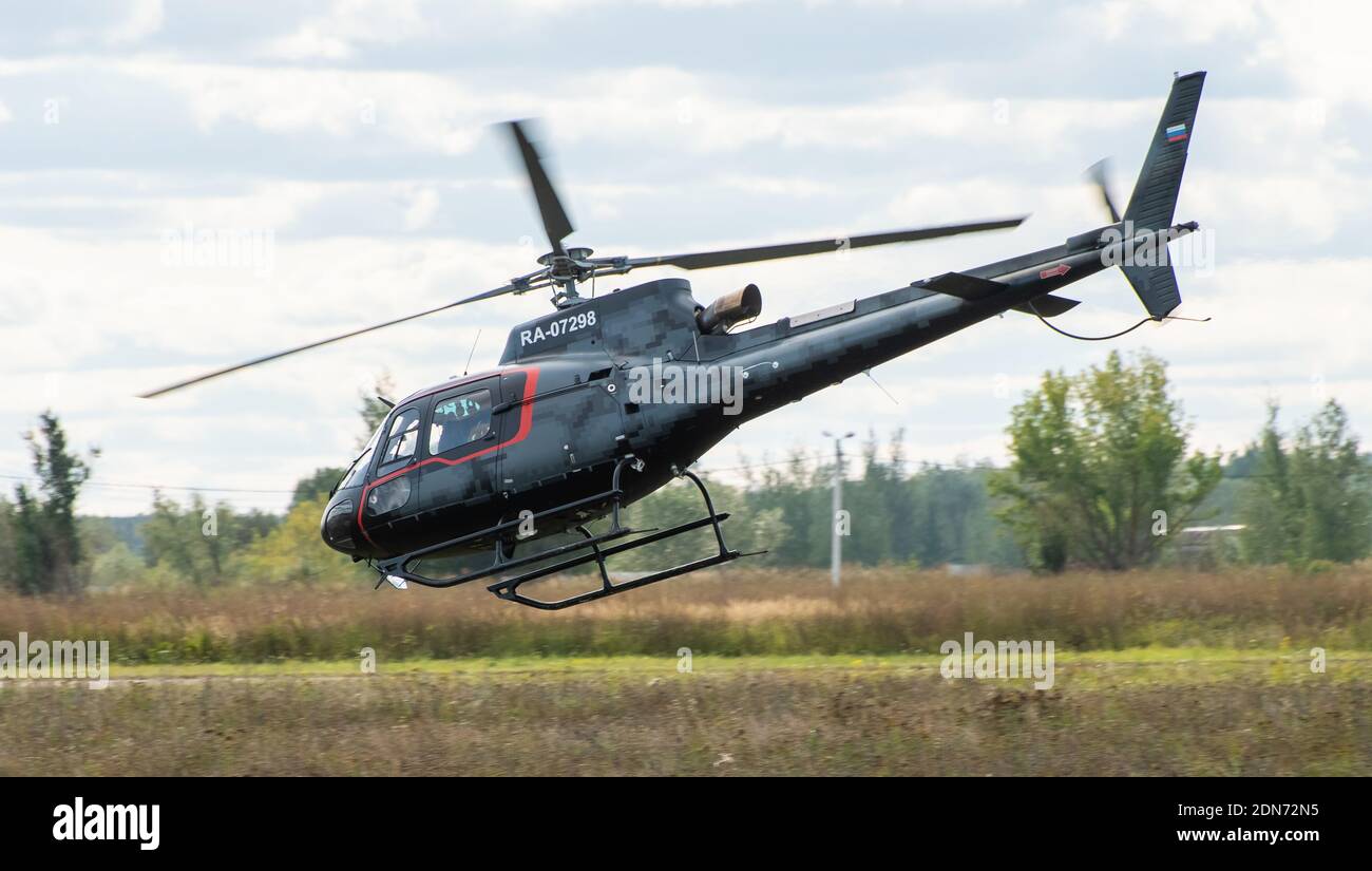 12 septembre 2020, région de Kaluga, Russie. Hélicoptère Aerospatiale AS.350 Ecureuil à l'aéroport Oreshkovo. Banque D'Images