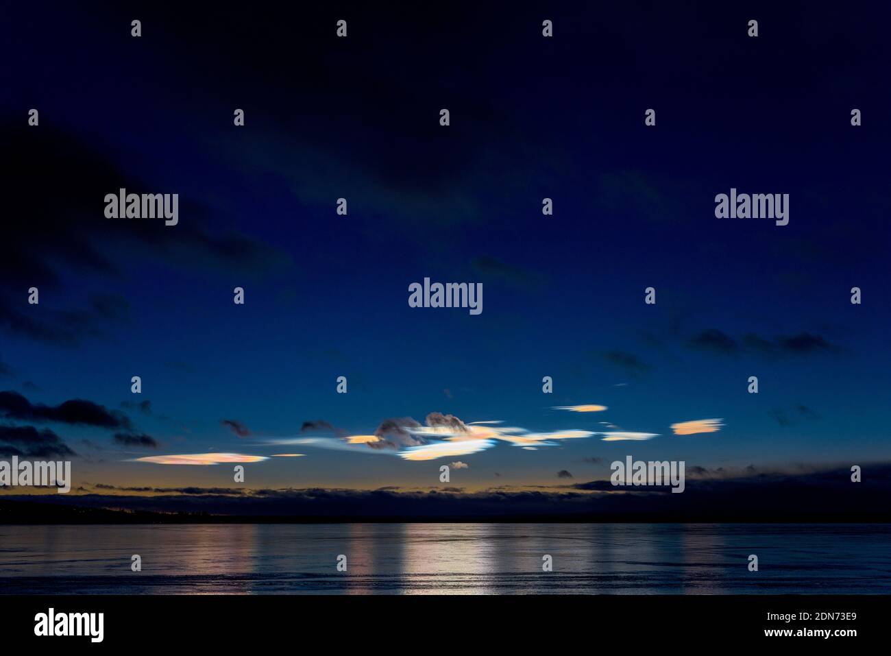 Vue panoramique sur mer contre Sky at Night Banque D'Images