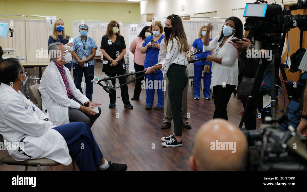 Miami, États-Unis. 17 décembre 2020. Les médias parlent aux deux premiers médecins qui ont reçu le vaccin BioNTech COVID-19 de Kristina Castro, directrice régionale de la santé des employés de Broward Health au centre de femmes Lillian S. Wells de Broward Health Medical à fort Lauderdale, en Floride, le jeudi 17 décembre 2020. Les doses initiales du vaccin Pfizer ont été mises à disposition par Memorial Healthcare System, l'un des cinq hôpitaux de Floride à recevoir initialement les vaccins. Photo de Gary I Rothstein/UPI crédit: UPI/Alay Live News Banque D'Images