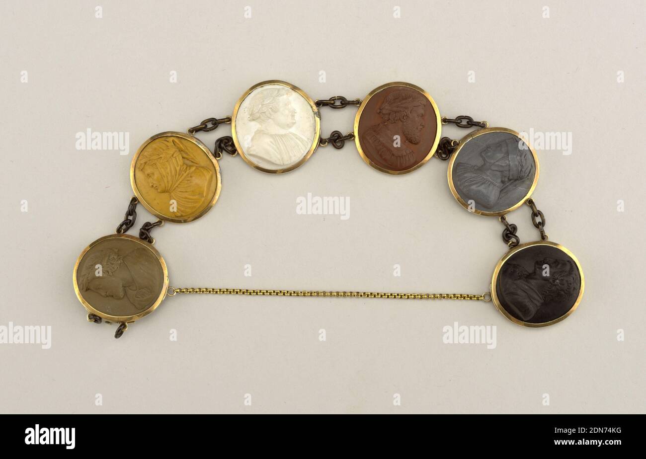 Bracelet, calcaire sculpté et poli, feuille et fil d'or, six camées de calcaire poli joints en colles d'or par des chaînes de laiton appariées, et ayant une petite chaîne de garde attachée sous les camées au fermoir. Les sujets, en haute relif, sont des profils de Dante, Arioste, Tasso et trois autres non encore identifiés, probablement aussi poètes., Italie, CA. 1850, bijoux, Arts décoratifs, Bracelet Banque D'Images