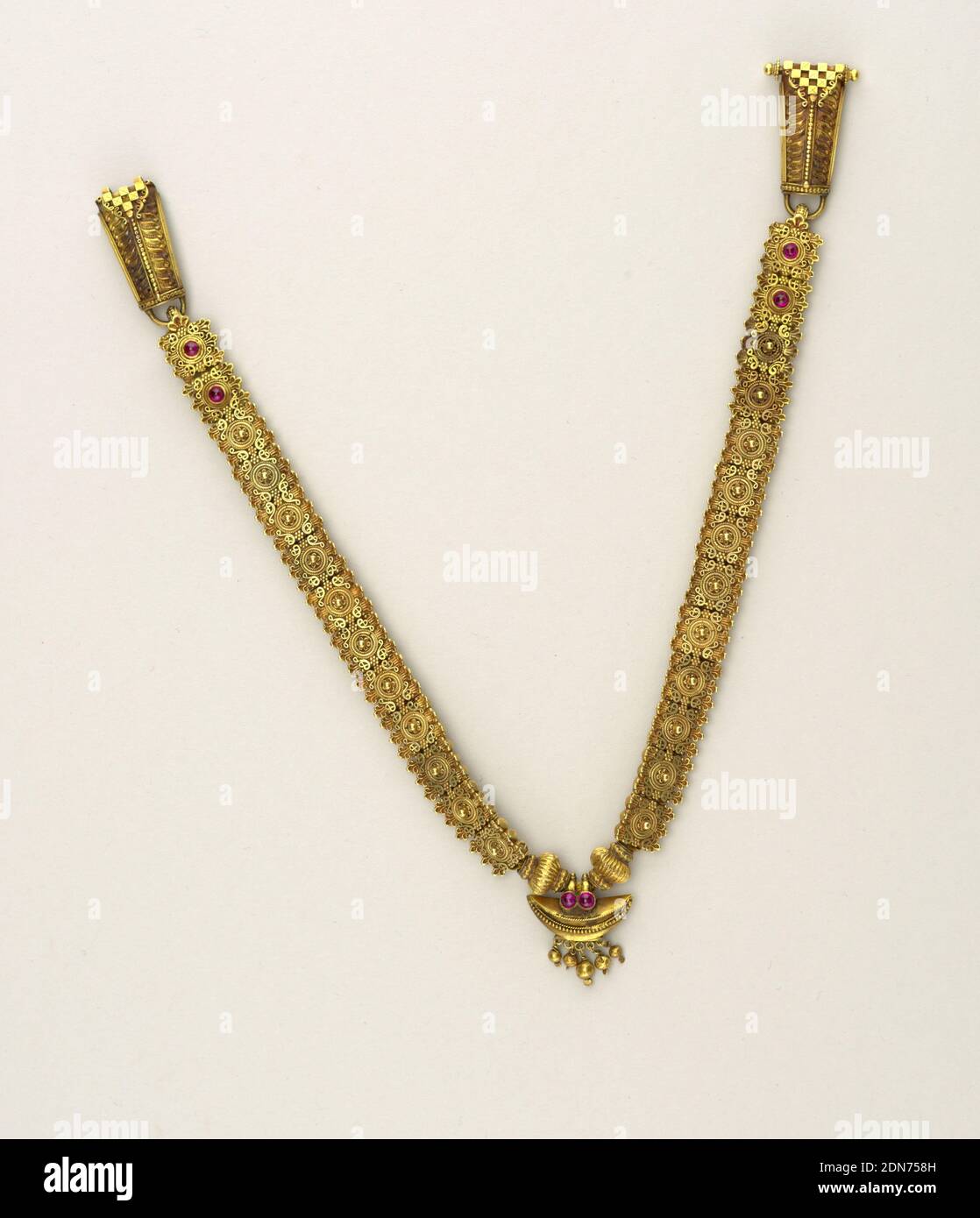 Collier, perles d'or et filigrane, rubis de cabachon, perles d'or, motifs délicats de filigrane sur la surface supérieure, six montés avec des rubis de cabachon, et sous la surface de chaque perle composée d'éléments angulaires d'or, polygonal., Inde, avant 1799, bijoux, Arts décoratifs, collier Banque D'Images