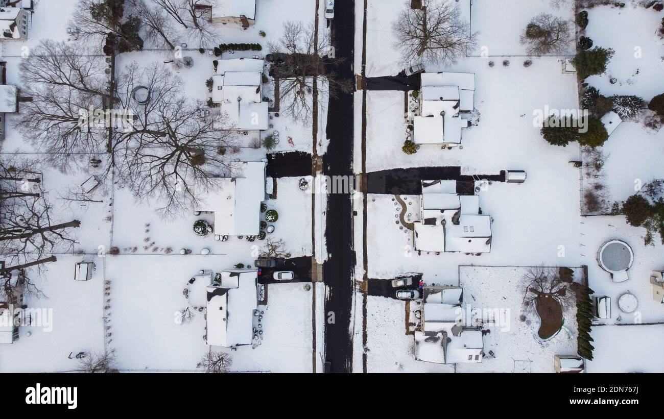 Warminster, États-Unis. 16 décembre 2020. La neige couvre le sol le jeudi 17 décembre 2020 au parc Hartsville à Warminster, en Pennsylvanie. Environ 8 pouces de neige sont tombés de la tempête de neige du mercredi, fermant des écoles et paralysant certaines parties de la région de Philadelphie. Crédit : William Thomas Cain/Alay Live News Banque D'Images