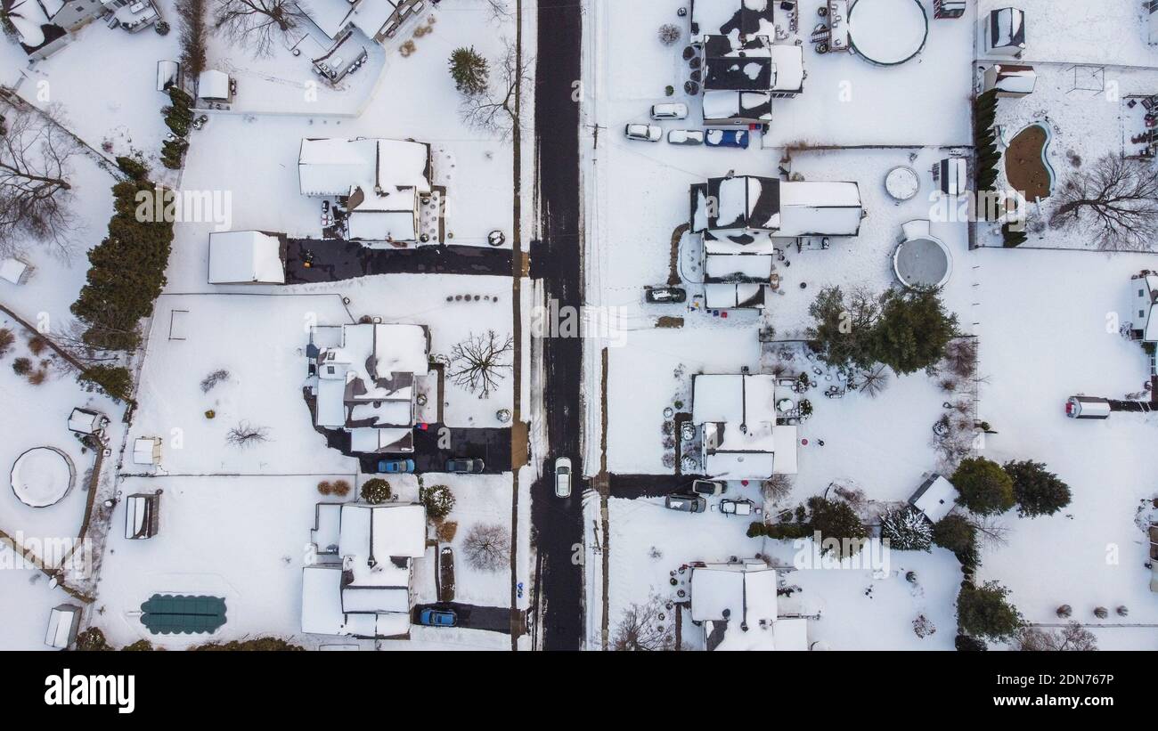 Warminster, États-Unis. 16 décembre 2020. La neige couvre le sol le jeudi 17 décembre 2020 au parc Hartsville à Warminster, en Pennsylvanie. Environ 8 pouces de neige sont tombés de la tempête de neige du mercredi, fermant des écoles et paralysant certaines parties de la région de Philadelphie. Crédit : William Thomas Cain/Alay Live News Banque D'Images