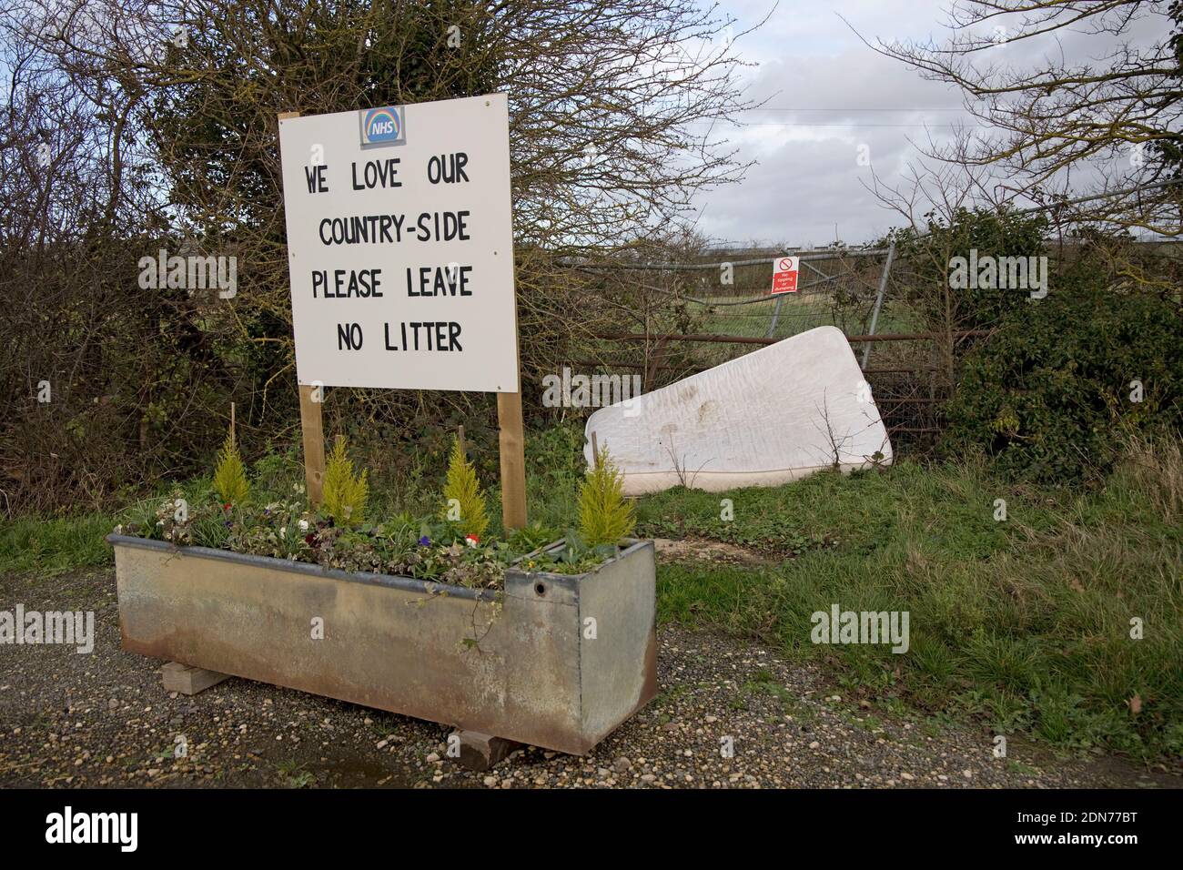 Vieux matelas déversé par deux panneaux sans litière en milieu rural Warwickshire Royaume-Uni Banque D'Images