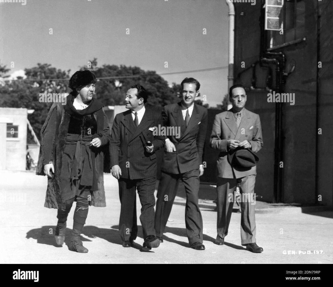 EDWARD G. ROBINSON AKOS TOLNAY et MARION GERING (vedette, écriture et réalisation DE THUNDER DANS LA VILLE publié en 1937) Et CHARLES LAUGHTON a chanté sur Denham Studios Lot pendant le tournage de REMBRANDT 1939 réalisateur ALEXANDER KORDA film play Karl Zuckmayer scénario juin Chef de producteur Alexander Korda London film Productions / United Artists Banque D'Images