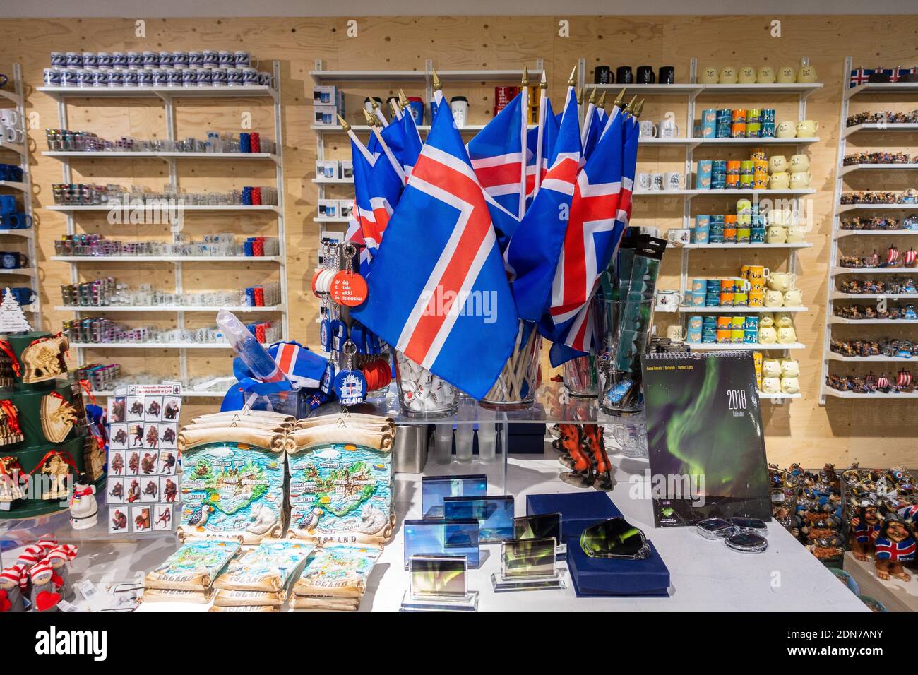 Boutique de souvenirs touristiques islandais vendant des drapeaux islandais à l'Atarcation de Geysir Hot Springs lors de la visite du cercle d'or. Banque D'Images