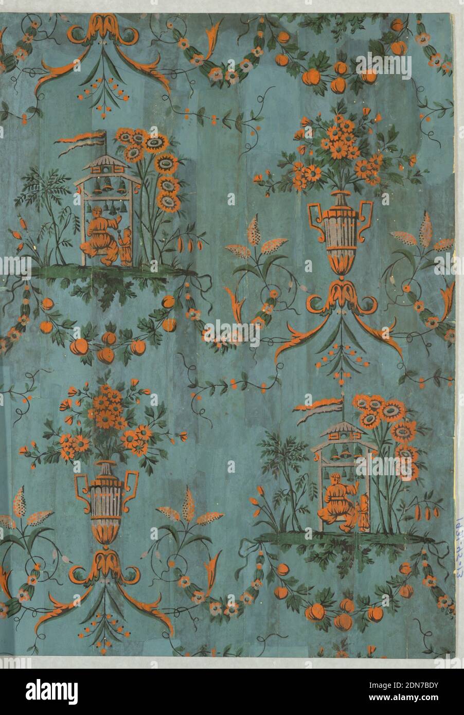 Flanc, bloc imprimé sur papier fait à la main, Chinoiserie de style arabe. Motifs alternés orange et vert foncé; pergola accrochée avec des cloches jouées par l'homme et le garçon en costume chinois, entourée de feuillage et de festons floraux et aux fruits; une urne remplie de fleurs et d'acanthus. Imprimé sur un sol bleu foncé. Rectangle vertical de feuilles de papier jointes, France, 1773–80, revêtements muraux, flanc Banque D'Images
