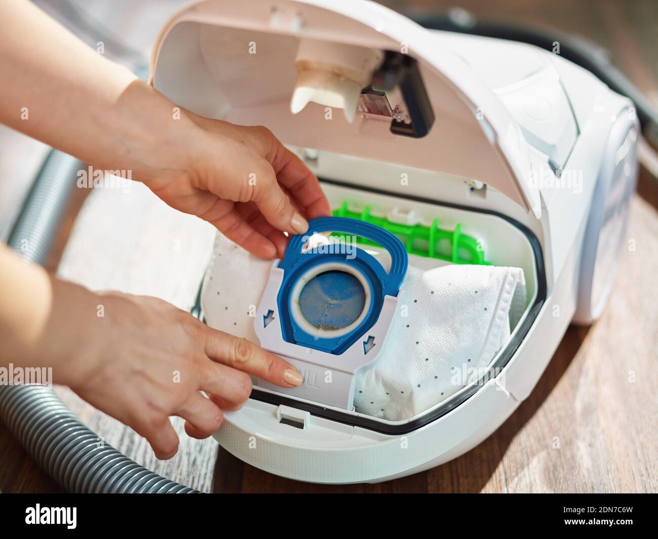 Gros plan sur la femme dans le salon dans le sac d'aspirateur à changement de jour ensoleillé. Banque D'Images