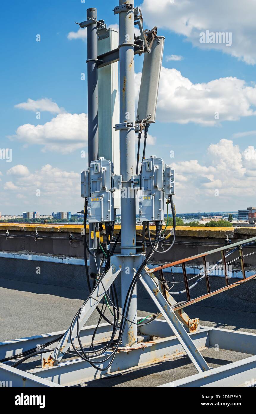 Antennes 4G et 5G de station de base cellulaire sur toit plat d'un bâtiment  en hauteur sur fond de ciel nuageux Photo Stock - Alamy