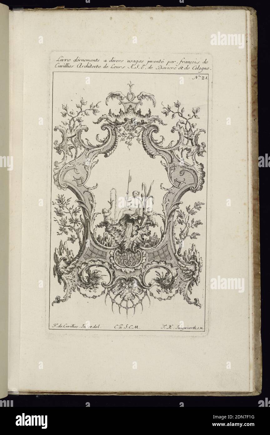 Cartouche avec la Déesse de la rivière, Livre d’ornements, François de Cuvilliés l’ancien, belge, active Allemagne, 1695 - 1768, Franz Xaver Andreas Jungwierth, allemand, 1720–1790, François de Cuvilliés l’ancien, belge, active Allemagne, 1695 - 1768, gravure sur papier, dessin pour le travail de scrolling symétrique et de végétation. Dans le cadre, une figure femelle d'une déesse de rivière assise sur une fontaine de coquillages, avec des figures de putti à gauche et à droite., Munich, Allemagne, 1738, albums (relié) et livres, imprimés reliés Banque D'Images