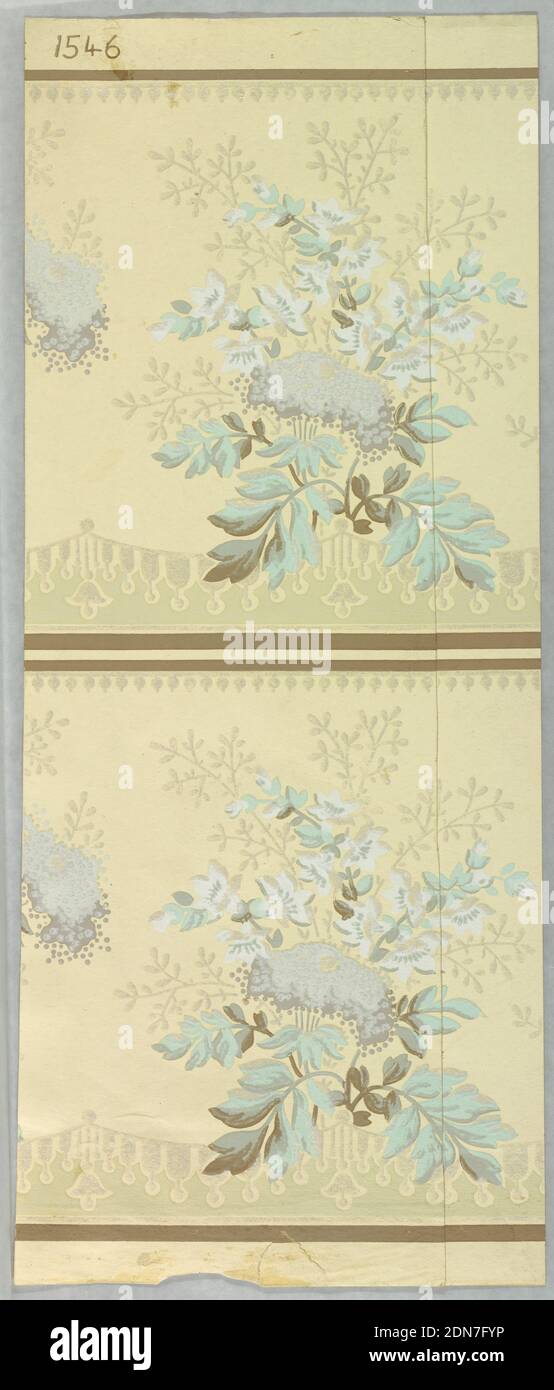 Papier de plafond, papier imprimé à la machine, a) deux pièces articulées ensemble : fond crème avec motif floral bleu et bleu, double bordure; b) papier de plafond avec fleurs bleues et rouleaux sur fond crème., États-Unis, 1895–1905, revêtements muraux, papier de plafond Banque D'Images
