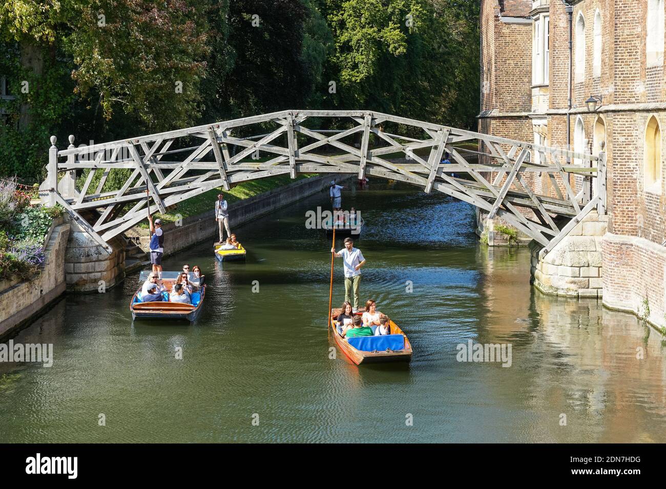 Touristes sur les punts sur la rivière Cam sous le pont mathématique À Cambridge Cambridgeshire Angleterre Royaume-Uni Banque D'Images